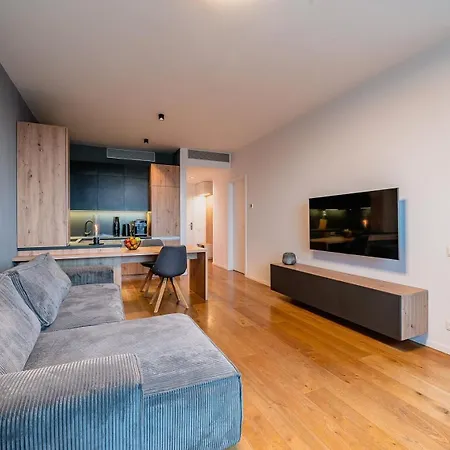 Sky Park Deluxe - Castle View - Free Parking Apartmán *